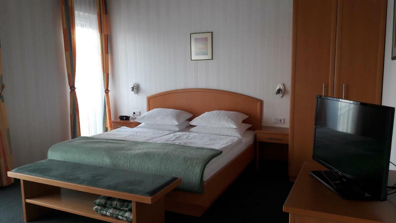 Gastehaus Moser Bed and Breakfast Podersdorf am See Exteriör bild