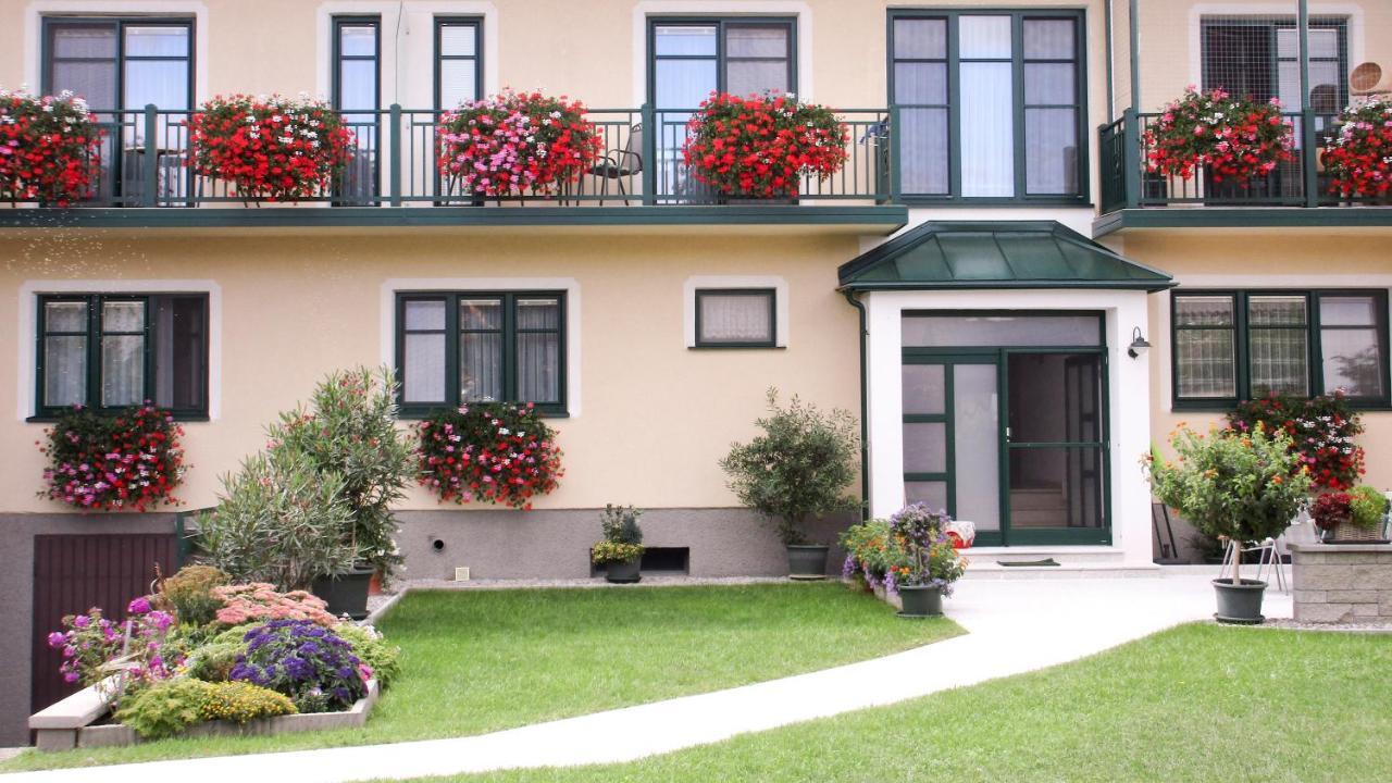 Gastehaus Moser Bed and Breakfast Podersdorf am See Exteriör bild